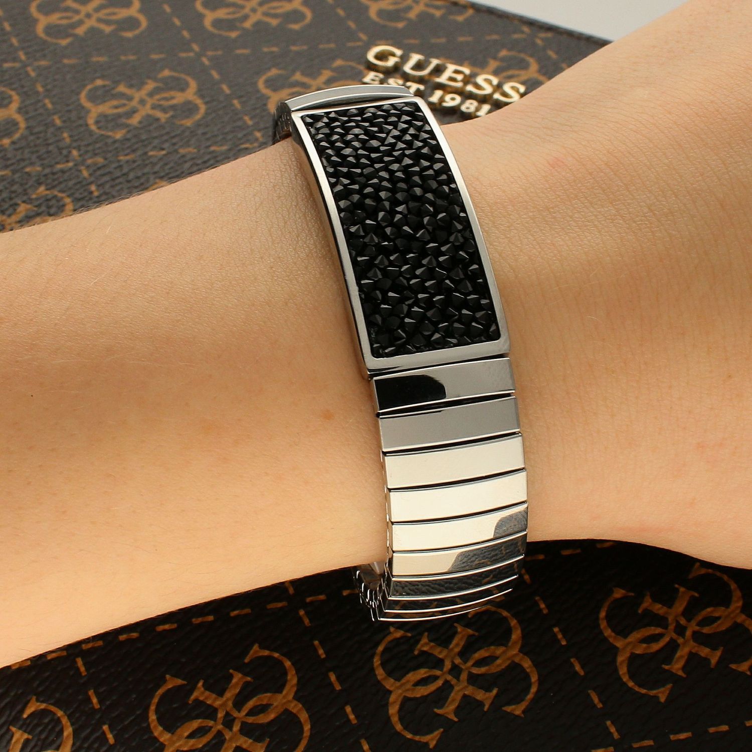 Bransoletka Nomination Italy z kolekcji Extension Glitter. Elastyczna bransoletka wykonana ze stali szlachetnej, zdobiona sypanymi, błyszczącymi czarnymi kryształkami..jpg